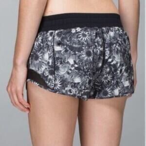 Lululemon Hotty Hot Shorts "Flowabunga Black Angel Wing" pattern BLACK WHITE 8